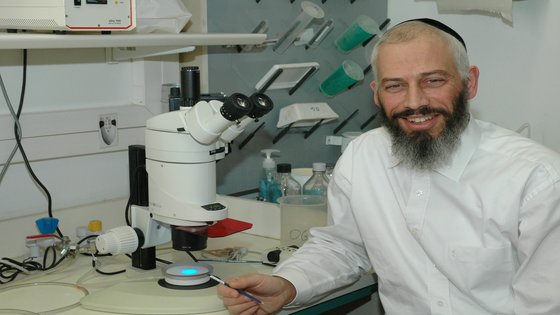 Dr. Offer Gerlitz at the Institute for Medical Research Israel-Canada IMRIC), in the Hebrew University’s Faculty of Medicine (Photo: Hebrew University)