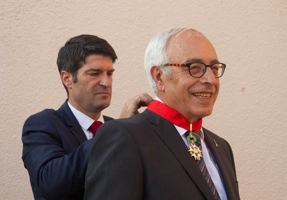 Mr. Patrick Maissonave, the Ambassador of France to Israel, presents the medal of the Legion of Honour to Yossi Gal, Vice President of the Hebrew University of Jerusalem and former Israeli Ambassador to France