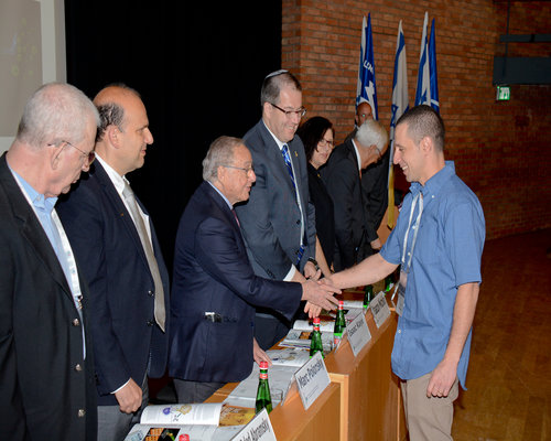 Pinchas Tsukerman shaking hands with Isaac Kaye at the award ceremony on June 1st, 2016 at the Hebrew University's Board of Governors 79th annual meeting.(photo credit: Douglas Guthrie)