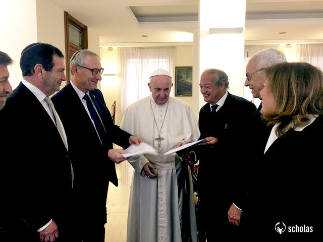 rsz_pope_francis_receives_the_agreement_signed_between_the_hebrew_university_of_jerusalem_and_scholas_on_february_7_2017