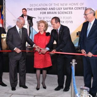 Mrs. Lily Safra cuts the ribbon to dedicate the new home of the Edmond and Lily Safra Center for Brain Science, accompanied by (from left) British architect Lord Norman Foster, Chairman of the Hebrew University's Board of Governors Mr. Michael Federmann, Mayor of Jerusalem Nir Barkat, and Hebrew University President Prof. Menahem Ben-Sasson. (Credit: Michael Zekri for Hebrew University)  