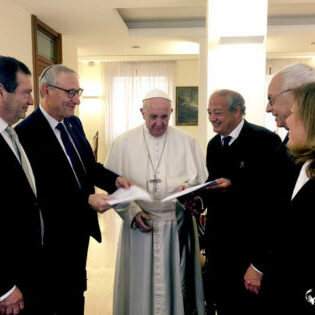 rsz_pope_francis_receives_the_agreement_signed_between_the_hebrew_university_of_jerusalem_and_scholas_on_february_7_2017